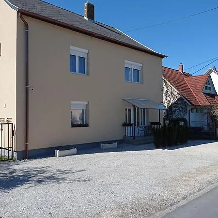 Δωμάτια σε οικογενειακή κατοικία Joe